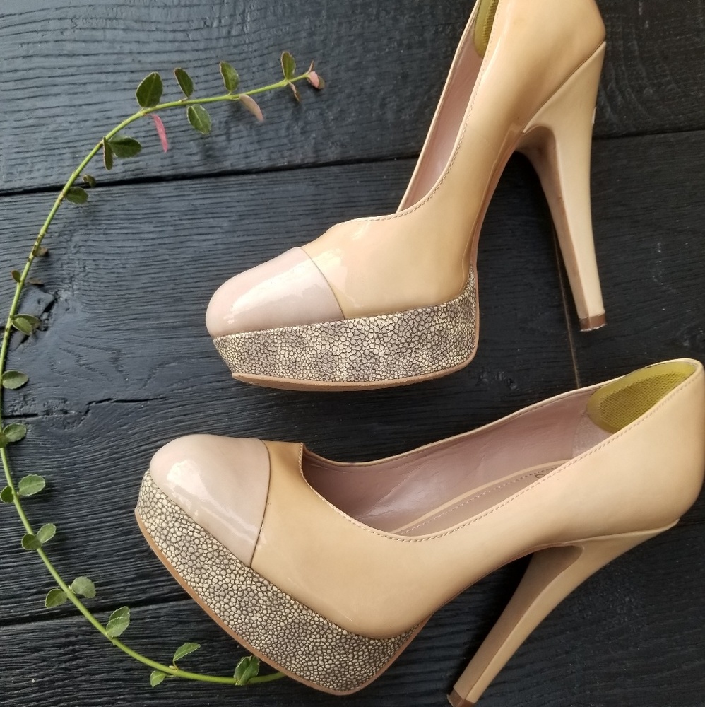 Vince Camuto Patent leather nude Pumps Sz 8
